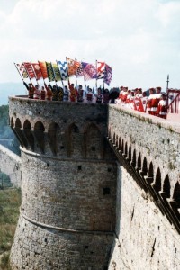 Sbandieratori sulle mura della Fortezza Medicea